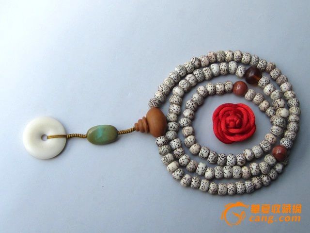 朋友送了串星月菩提,为何月亮的孔都用金属封