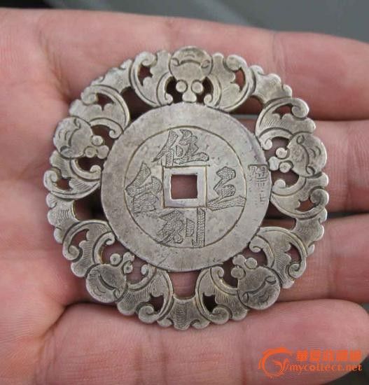 地摊交易区所展示的物品交易信息,其真实性、准确性和合法性由信息发布人负责,华夏收藏网不承担任何法律责任。 华夏收藏网有两种交易模式,1、买卖双方私下协商自行交易;2、买卖双方委托华夏收藏网代理交易。 凡是用户私下交易免费,但本网不承担任何责任。华夏收藏网提醒:为保障您的利益,推荐您选择委托华夏收藏网代理交易,具体安全交易方法如下: 代理交易其运作的实质是以华夏收藏网为货与款转移的中介,提供让买卖双方都放心货款转移的一种服务。 1、买卖双方通过看图、交流达成交易意向,买家将货款作为押金汇至本网,本网收到押金