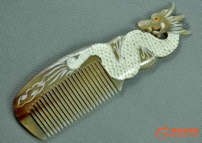 牛角梳天然天津牛雕刻龙纯手工角梳_牛角梳黄水跆拳道队图片