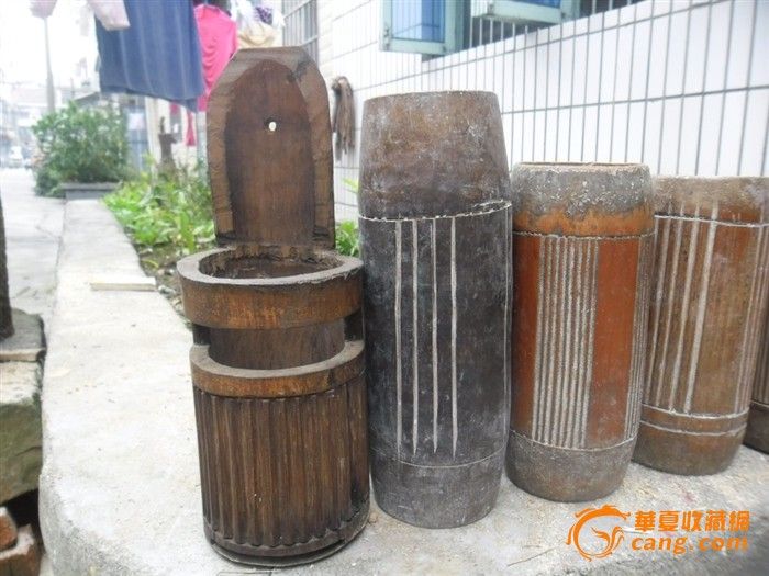 地摊交易区所展示的物品交易信息,其真实性、准确性和合法性由信息发布人负责,华夏收藏网不承担任何法律责任。 华夏收藏网有两种交易模式,1、买卖双方私下协商自行交易;2、买卖双方委托华夏收藏网代理交易。 凡是用户私下交易免费,但本网不承担任何责任。华夏收藏网提醒:为保障您的利益,推荐您选择委托华夏收藏网代理交易,具体安全交易方法如下: 代理交易其运作的实质是以华夏收藏网为货与款转移的中介,提供让买卖双方都放心货款转移的一种服务。 1、买卖双方通过看图、交流达成交易意向,买家将货款作为押金汇至本网,本网收到押金
