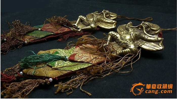 早期藏传铜铸雕大鹏金翅挂件配老绣一对-早期