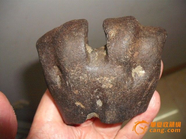 地摊交易区所展示的物品交易信息,其真实性、准确性和合法性由信息发布人负责,华夏收藏网不承担任何法律责任。 华夏收藏网有两种交易模式,1、买卖双方私下协商自行交易;2、买卖双方委托华夏收藏网代理交易。 凡是用户私下交易免费,但本网不承担任何责任。华夏收藏网提醒:为保障您的利益,推荐您选择委托华夏收藏网代理交易,具体安全交易方法如下: 代理交易其运作的实质是以华夏收藏网为货与款转移的中介,提供让买卖双方都放心货款转移的一种服务。 1、买卖双方通过看图、交流达成交易意向,买家将货款作为押金汇至本网,本网收到押金