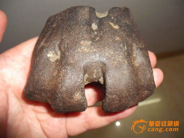 地摊交易区所展示的物品交易信息,其真实性、准确性和合法性由信息发布人负责,华夏收藏网不承担任何法律责任。 华夏收藏网有两种交易模式,1、买卖双方私下协商自行交易;2、买卖双方委托华夏收藏网代理交易。 凡是用户私下交易免费,但本网不承担任何责任。华夏收藏网提醒:为保障您的利益,推荐您选择委托华夏收藏网代理交易,具体安全交易方法如下: 代理交易其运作的实质是以华夏收藏网为货与款转移的中介,提供让买卖双方都放心货款转移的一种服务。 1、买卖双方通过看图、交流达成交易意向,买家将货款作为押金汇至本网,本网收到押金