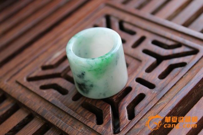 阳绿飘花翡翠扳指绿色翡翠玉扳指天然翡翠A货ks#4442_阳绿飘花翡翠扳指绿色翡翠玉扳指天然翡翠A货ks#4442价格_阳绿飘花翡翠扳指绿色翡翠玉扳指天然翡翠A货ks#4442图片_来自藏友山高我为峰_玉器_地摊交易_华夏收藏网 cang.com