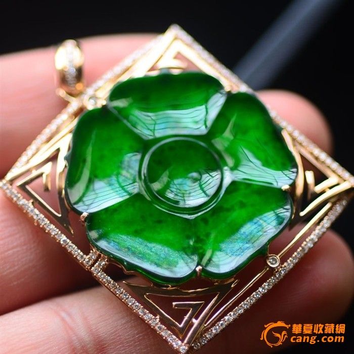 缅甸高档豪华18K金镶阳绿高色花青翡翠女款挂件 LL_缅甸高档豪华18K金镶阳绿高色花青翡翠女款挂件 LL价格_缅甸高档豪华18K金镶阳绿高色花青翡翠女款挂件 LL图片_来自藏友山高我为峰_玉器_地摊交易_华夏收藏网 cang.com
