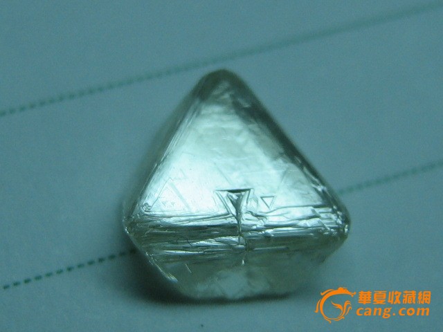 天然三角形钻石原石--直接镶嵌-带小三角-生长