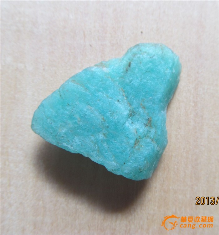 一块蓝绿色的石头