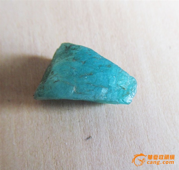 一块蓝绿色的石头