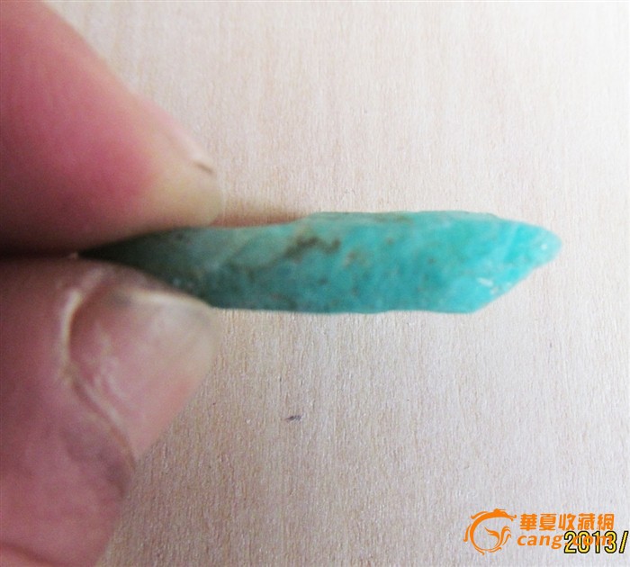 一块蓝绿色的石头
