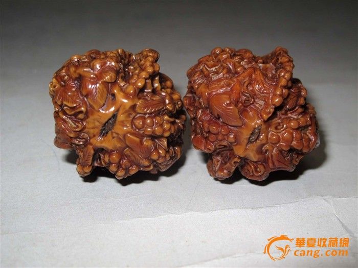 桃核雕刻松鼠，葡萄手把件_桃核雕刻松鼠，葡萄手把件价格_桃核雕刻松鼠，葡萄手把件图片_来自藏友华艺古玩_工艺品_地摊交易_华夏收藏网 cang.com