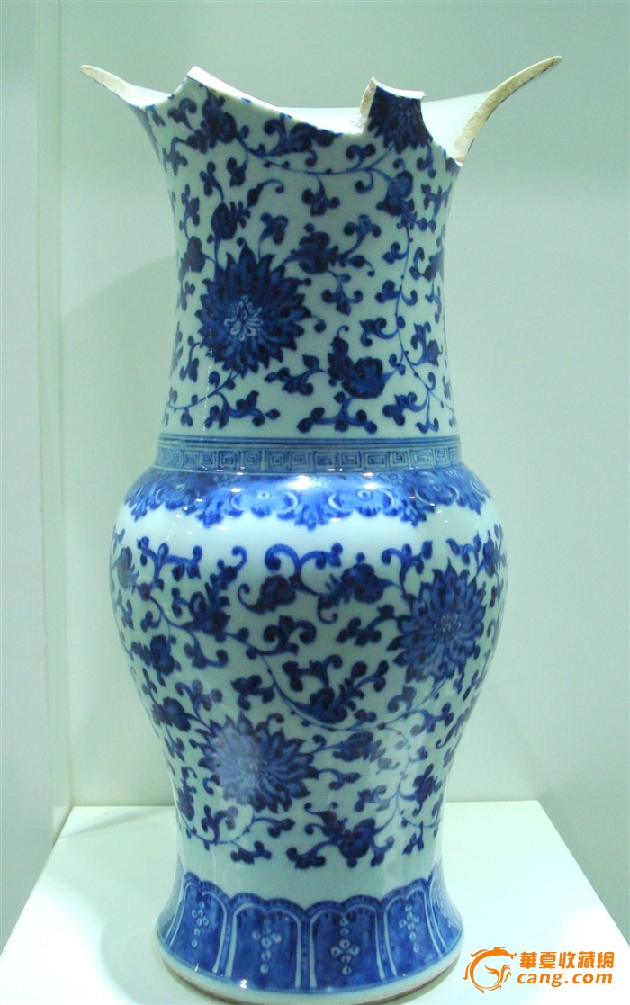 清乾隆青花缠枝莲纹花觚