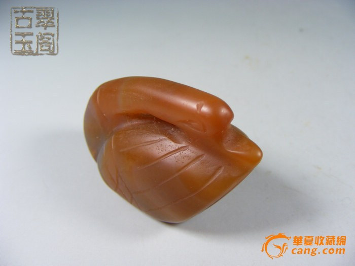 清代缠丝玛瑙圆雕回头鹅把件