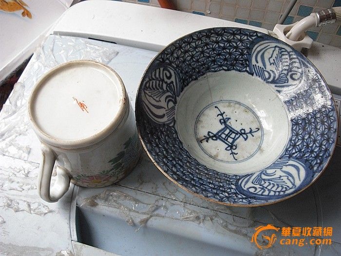 一个清代的青花撇口碗,一个民国的马克杯-一个