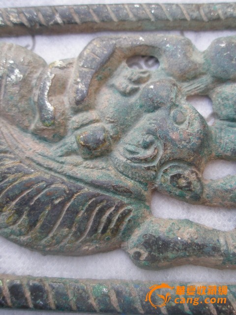 辽金草原文化---透雕人虎斗铜带板