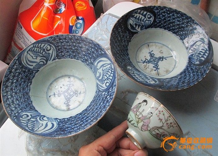 两个青花撇口碗,一个粉彩人物杯。一起特价出