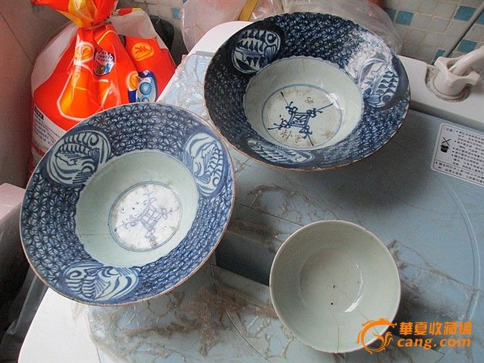 两个青花撇口碗,一个粉彩人物杯。一起特价出