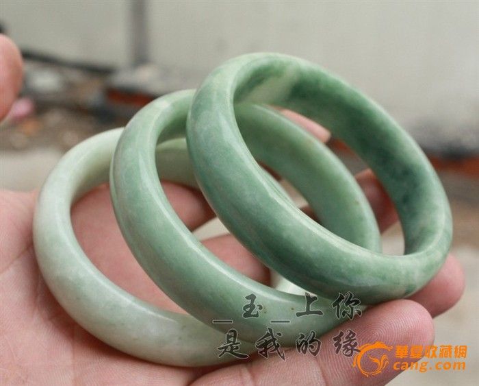 天然翡翠玉手镯 A货缅甸翡翠玉镯浅绿色天然玉