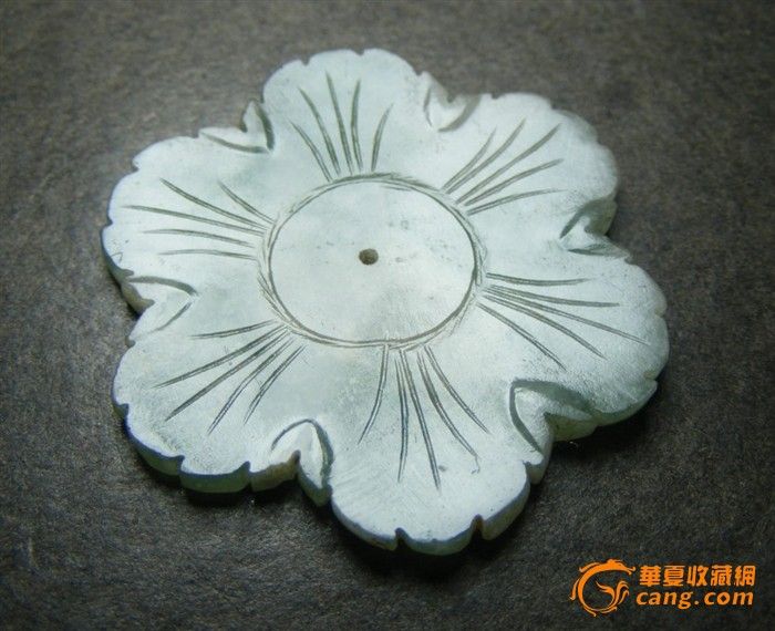 文物商店出来的清代.老坑翡翠浅打洼六瓣大饰