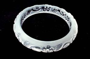 纯手工雕刻的白水晶手镯