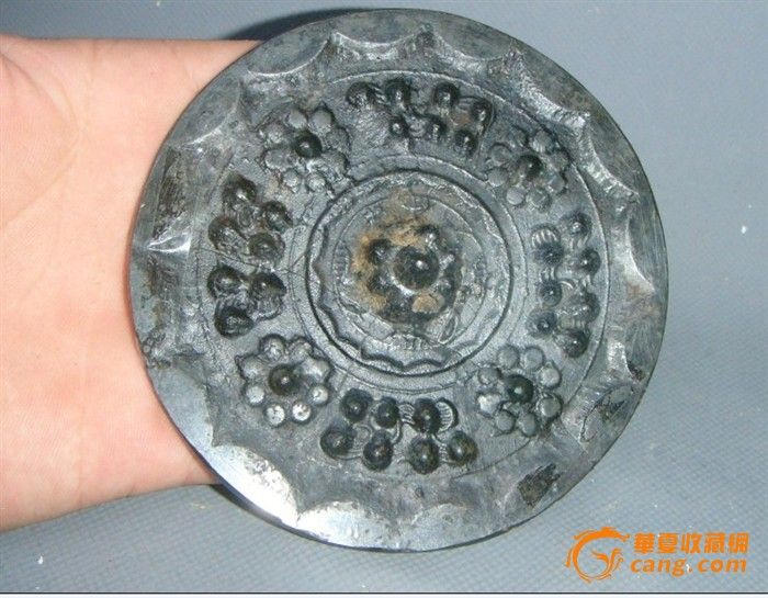 地摊交易区所展示的物品交易信息,其真实性、准确性和合法性由信息发布人负责,华夏收藏网不承担任何法律责任。 华夏收藏网有两种交易模式,1、买卖双方私下协商自行交易;2、买卖双方委托华夏收藏网代理交易。 凡是用户私下交易免费,但本网不承担任何责任。华夏收藏网提醒:为保障您的利益,推荐您选择委托华夏收藏网代理交易,具体安全交易方法如下: 代理交易其运作的实质是以华夏收藏网为货与款转移的中介,提供让买卖双方都放心货款转移的一种服务。 1、买卖双方通过看图、交流达成交易意向,买家将货款作为押金汇至本网,本网收到押金