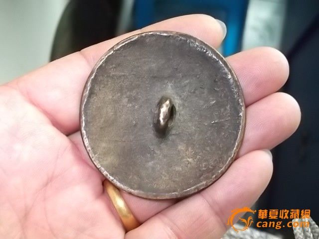 地摊交易区所展示的物品交易信息,其真实性、准确性和合法性由信息发布人负责,华夏收藏网不承担任何法律责任。 华夏收藏网有两种交易模式,1、买卖双方私下协商自行交易;2、买卖双方委托华夏收藏网代理交易。 凡是用户私下交易免费,但本网不承担任何责任。华夏收藏网提醒:为保障您的利益,推荐您选择委托华夏收藏网代理交易,具体安全交易方法如下: 代理交易其运作的实质是以华夏收藏网为货与款转移的中介,提供让买卖双方都放心货款转移的一种服务。 1、买卖双方通过看图、交流达成交易意向,买家将货款作为押金汇至本网,本网收到押金