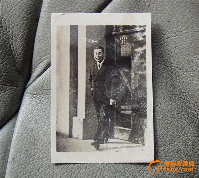 周恩来在<em>梅园新村</em>30号门口的老<em>照片</em>_周恩来在