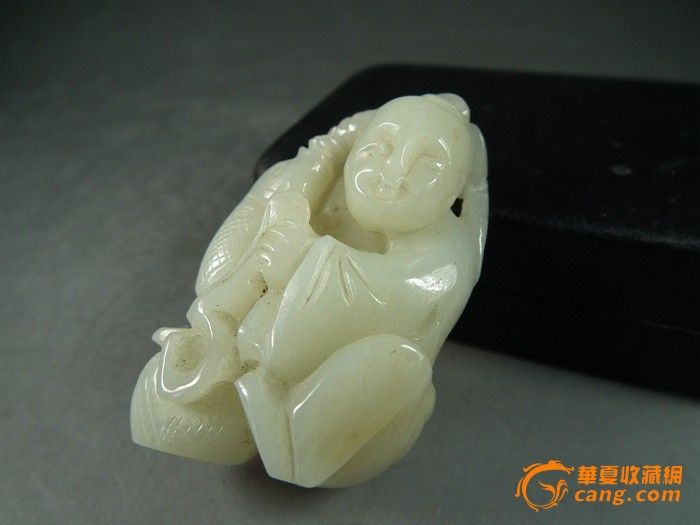 清代和田青白玉圆雕童子抓鱼文玩手把件_清代