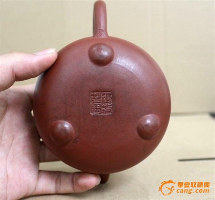 张毅制刻绘三足紫砂壶