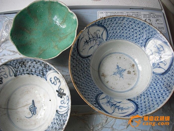 青花撇口碗两个和一个粉彩瓜果八角碟,不还价