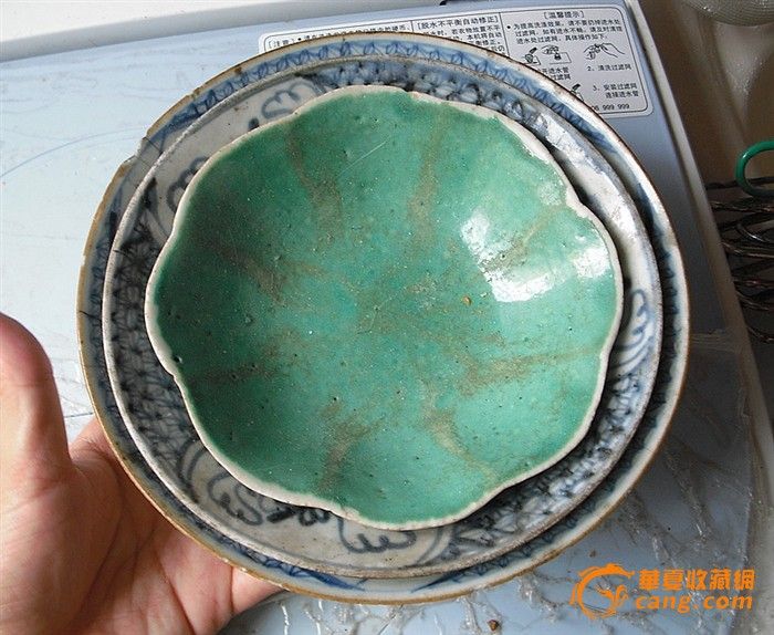 青花撇口碗两个和一个粉彩瓜果八角碟,不还价