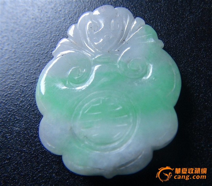 白底青"福寿"阳绿翡翠挂件