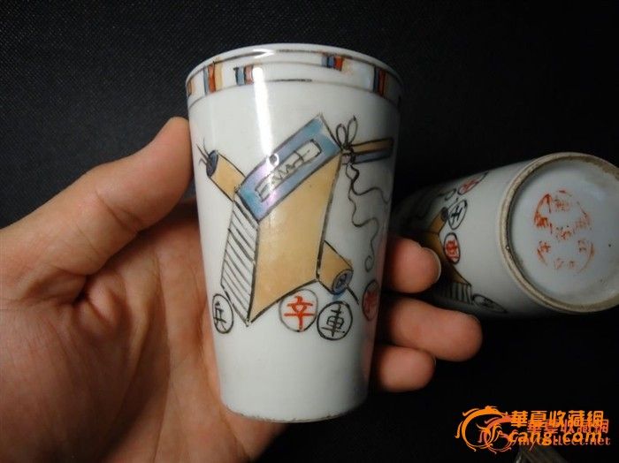 民国博古象棋图马蹄杯一对_民国博古象棋图马