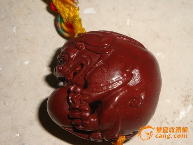 老寿山朱砂红手把件-狮子戏球
