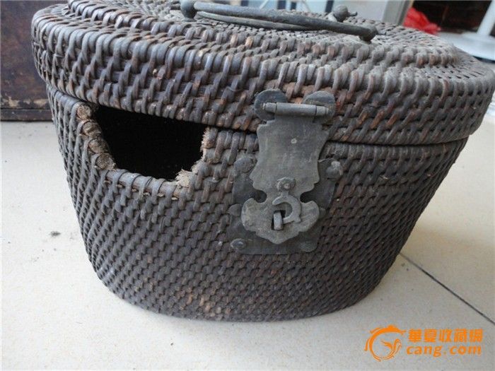 用藤编织的有精美铜饰的古代保温设备_用纯棉女士v设备藤编热裤图片