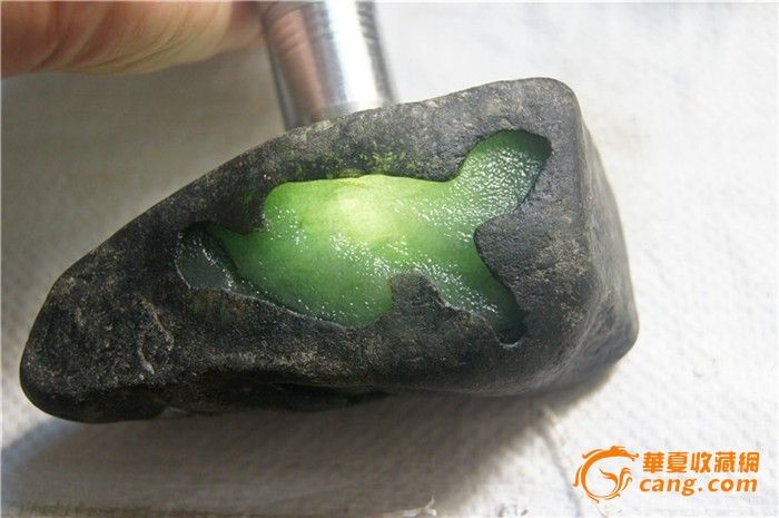 黑乌沙绿晴水全身开口翡翠原石0.5kg