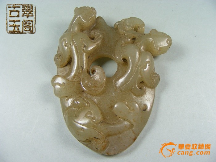明代青白玉高浮雕螭龙大鸡心佩
