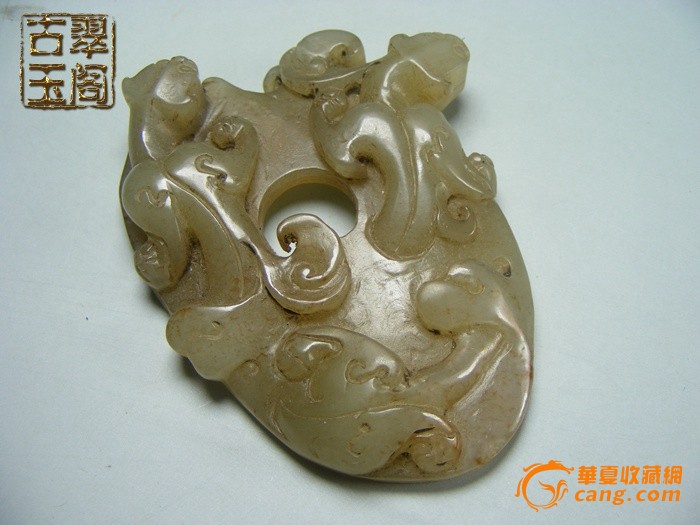 明代青白玉高浮雕螭龙大鸡心佩
