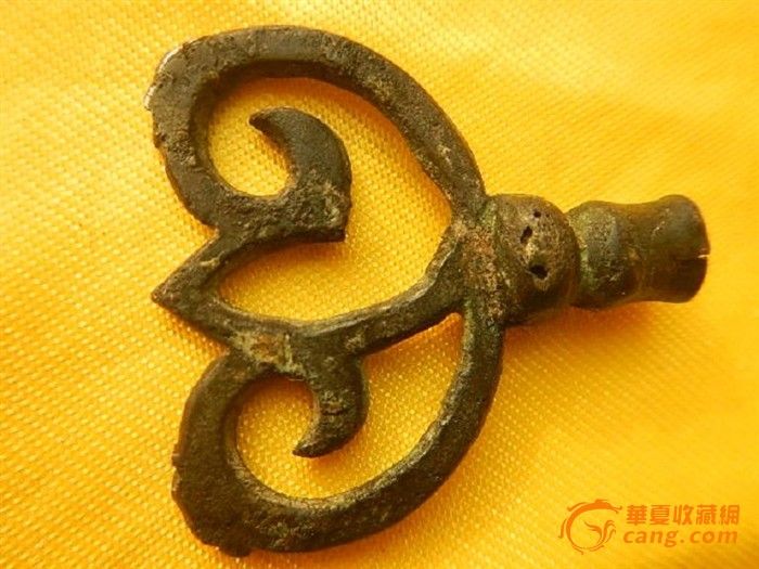 地摊交易区所展示的物品交易信息,其真实性、准确性和合法性由信息发布人负责,华夏收藏网不承担任何法律责任。 华夏收藏网有两种交易模式,1、买卖双方私下协商自行交易;2、买卖双方委托华夏收藏网代理交易。 凡是用户私下交易免费,但本网不承担任何责任。华夏收藏网提醒:为保障您的利益,推荐您选择委托华夏收藏网代理交易,具体安全交易方法如下: 代理交易其运作的实质是以华夏收藏网为货与款转移的中介,提供让买卖双方都放心货款转移的一种服务。 1、买卖双方通过看图、交流达成交易意向,买家将货款作为押金汇至本网,本网收到押金