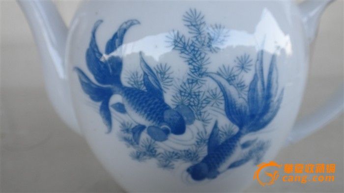 蓝色金鱼釉下彩印花壶_蓝色金鱼釉下彩印花壶