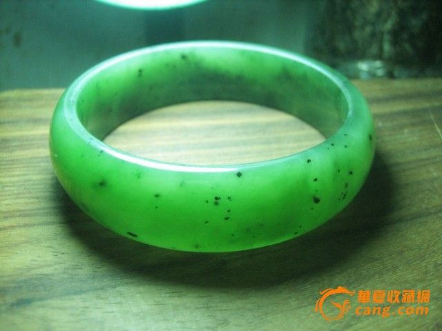 带国家权威证书的和田碧玉菠菜绿精品手镯特价