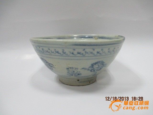 明中期青花缠枝花纹深腹碗图片