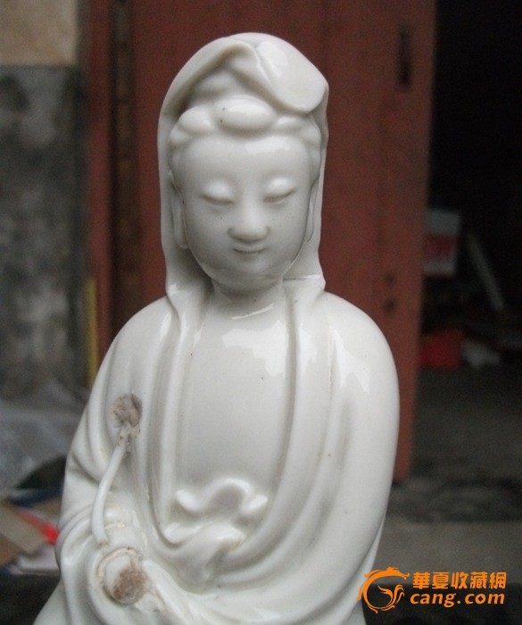 明·德化窑持莲观音
