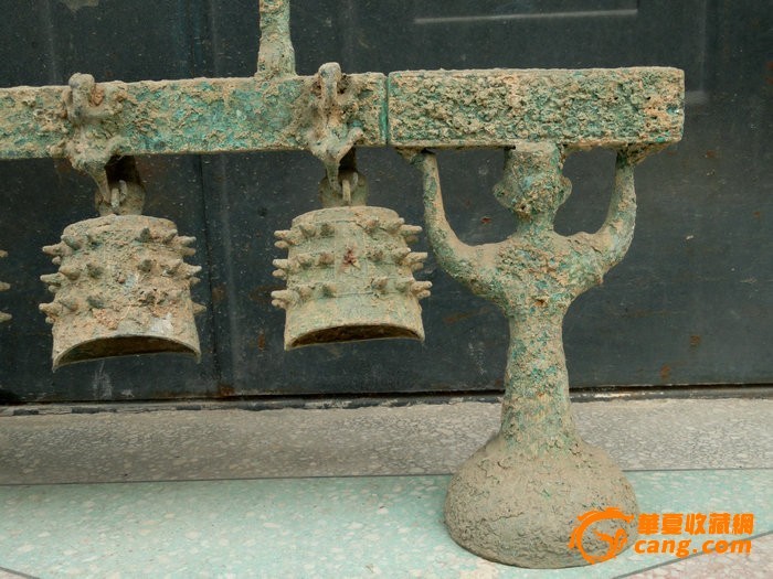 出土的青铜器编钟1.3米长60高小钟10厘米大钟