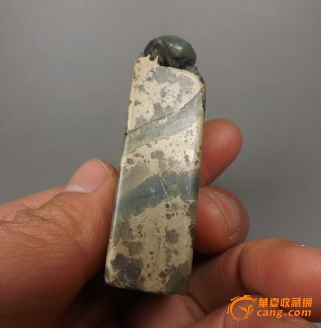 清代-老碧玉色寿山石甲虫大印章