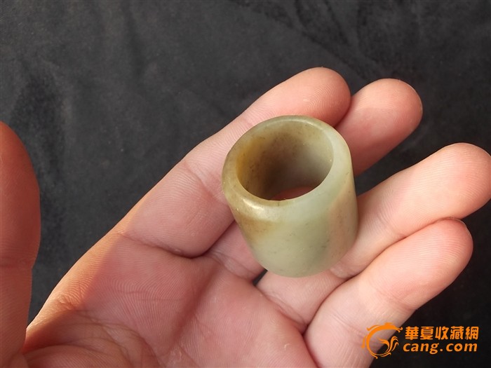 和田玉老扳指一个,带点糖色.玉质温润,年前最后9天