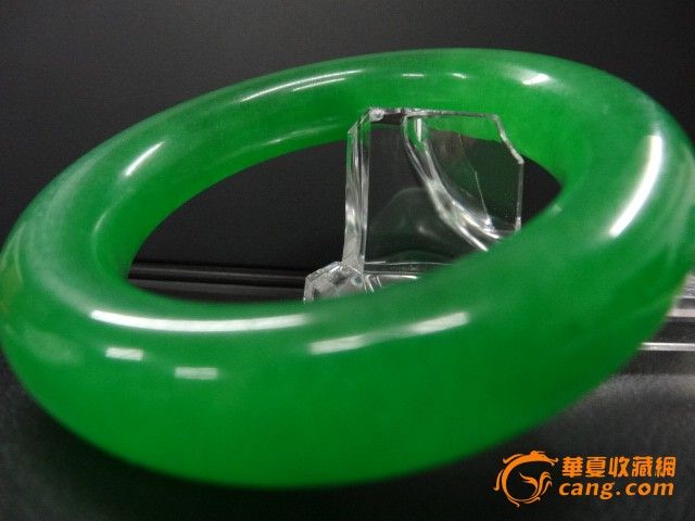 祖母绿翡翠手镯