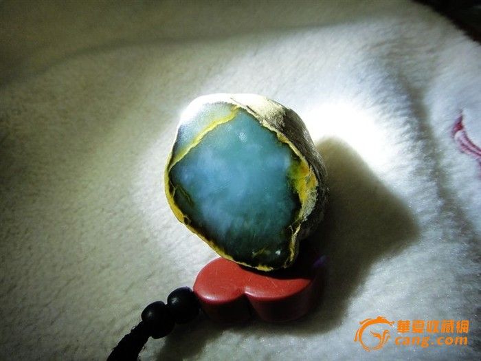 缅甸翡翠赌石,大马砍场口,切口糯化种蓝水挂件料