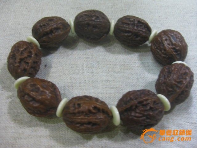 把玩有些年的核桃手串_把玩有些年的核桃手串