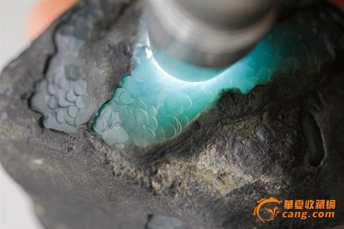 帕敢 赌石 冰种 蓝晴水料 起胶起荧光 明料 472克_帕敢 赌石 冰种 蓝晴水料 起胶起荧光 明料 472克价格_帕敢 赌石 冰种 蓝晴水料 起胶起荧光 明料 472克图片_来自藏友云南翡翠狼_玉石_地摊交易_华夏收藏网 cang.com