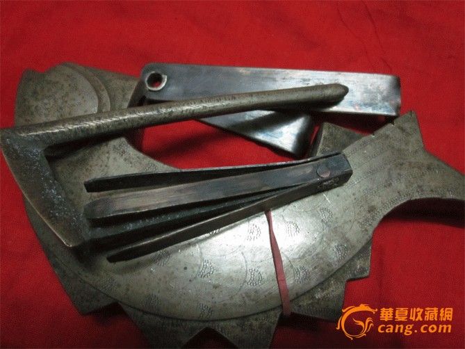 地摊交易区所展示的物品交易信息,其真实性、准确性和合法性由信息发布人负责,华夏收藏网不承担任何法律责任。 华夏收藏网有两种交易模式,1、买卖双方私下协商自行交易;2、买卖双方委托华夏收藏网代理交易。 凡是用户私下交易免费,但本网不承担任何责任。华夏收藏网提醒:为保障您的利益,推荐您选择委托华夏收藏网代理交易,具体安全交易方法如下: 代理交易其运作的实质是以华夏收藏网为货与款转移的中介,提供让买卖双方都放心货款转移的一种服务。 1、买卖双方通过看图、交流达成交易意向,买家将货款作为押金汇至本网,本网收到押金